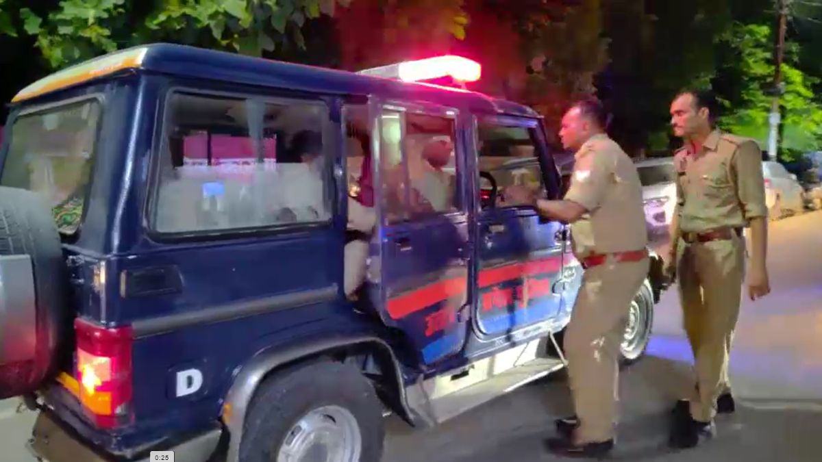 etawah prisoner nadeem alias bullet escapes police custody bus window etawah prisoner nadeem alias bullet escapes police custody bus window