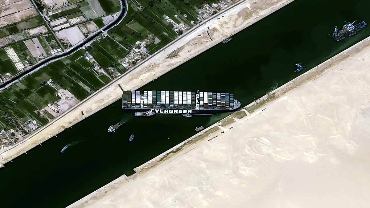 स्वेज कैनाल में पिछली साल मार्च में फंसा था एवरग्रीन कंटेनर जहाज. (फोटोः एपी)