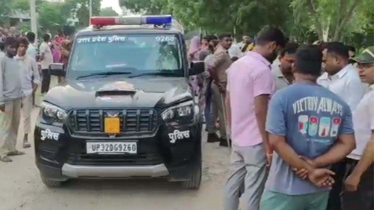 Fatehpur Women Attack Lekhpal Slippers Anti Encroachment Drive Video Viral