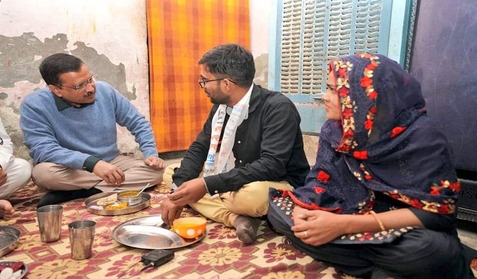 ऑटो चालक के घर केजरीवाल ने खाया खाना
