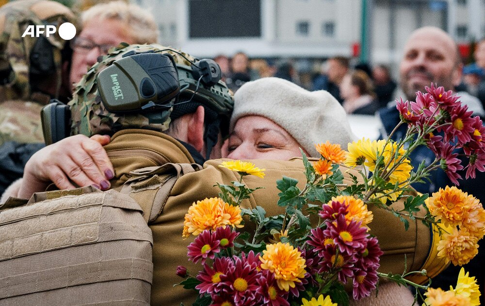 खेरसॉन के आजाद होने की खुशी मना रहे हैं लोग खेरसॉन के आजाद होने की खुशी मना रहे हैं लोग