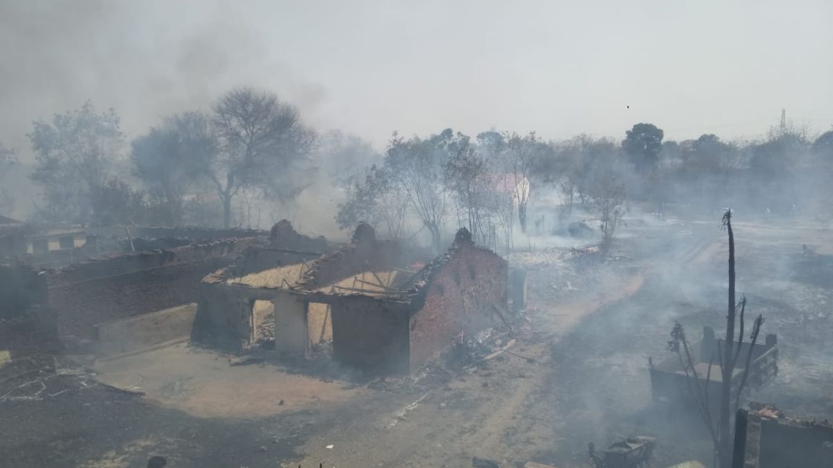 आग लगने से जल गए गांव के घर. (Photo: Aajtak)