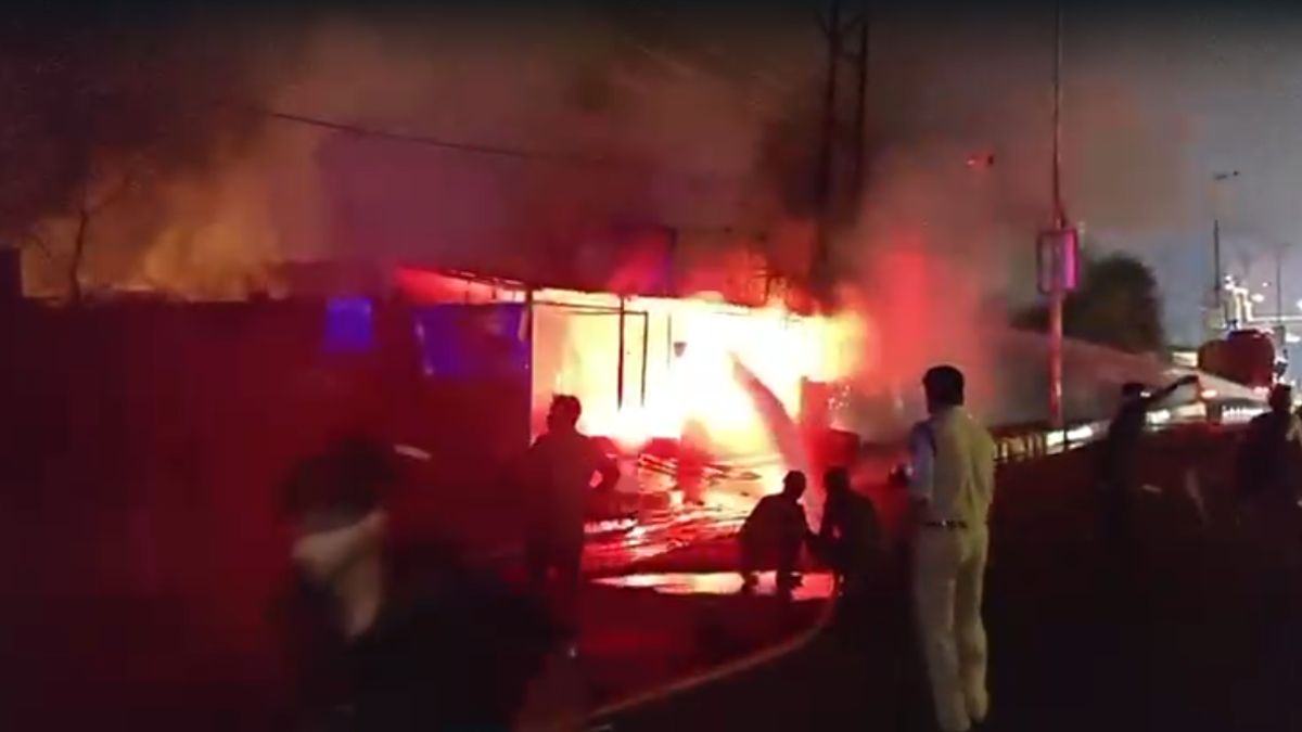 firecracker blasts near petrol pump massive midnight fire in bhopal filled area with smoke firecracker blasts near petrol pump massive midnight fire in bhopal filled area with smoke