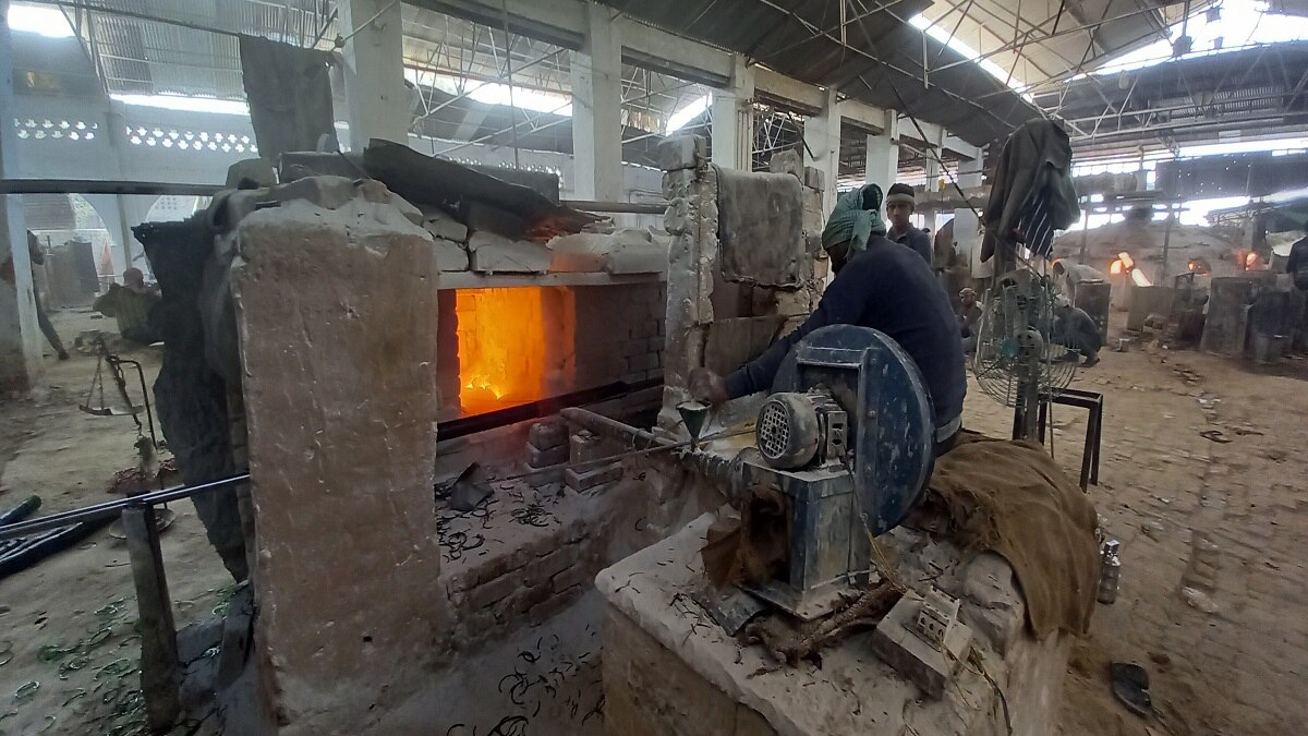 चूड़ियां बनाते लोग फोटो: आजतक चूड़ियां बनाते लोग फोटो: आजतक