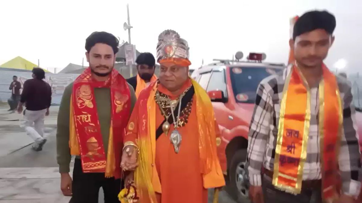 five crore gold wearing baba attacked four times prayagraj