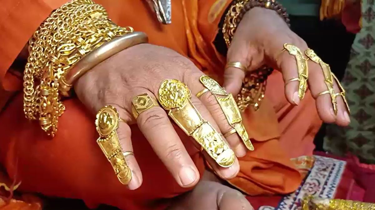 five crore gold wearing baba attacked four times prayagraj