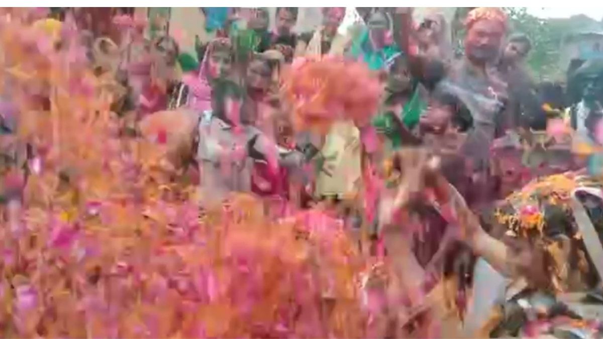 राधा कृष्ण की झांकियों ने मोहा मन, मथुरा की तर्ज पर फूलों की होली में जमकर झूमे श्रद्धालु.  (Photo: Aajtak)