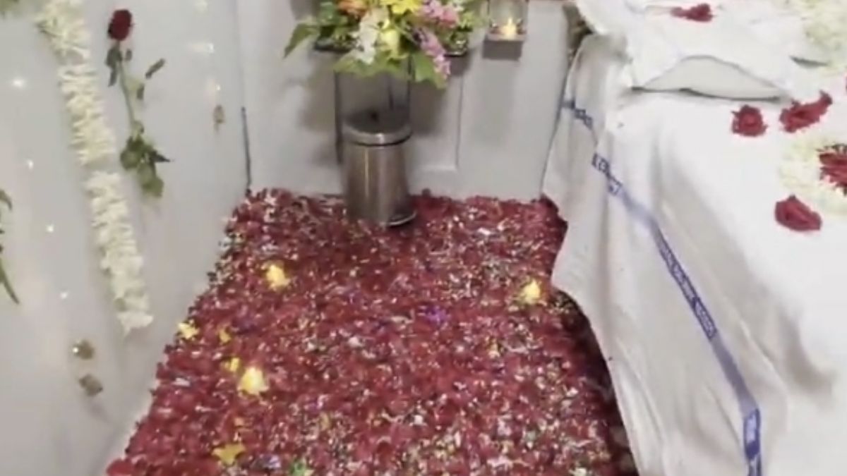 Flowers balloons and I Love You Who decorated wedding night bed in train AC coach Flowers balloons and I Love You Who decorated wedding night bed in train AC coach