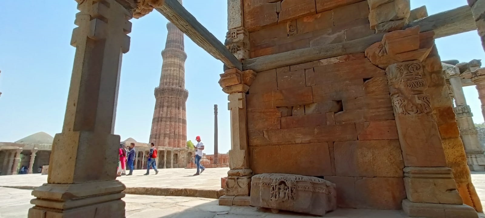 मीनार परिसर में जमीन में रखी है गणेशजी की प्रतिमा