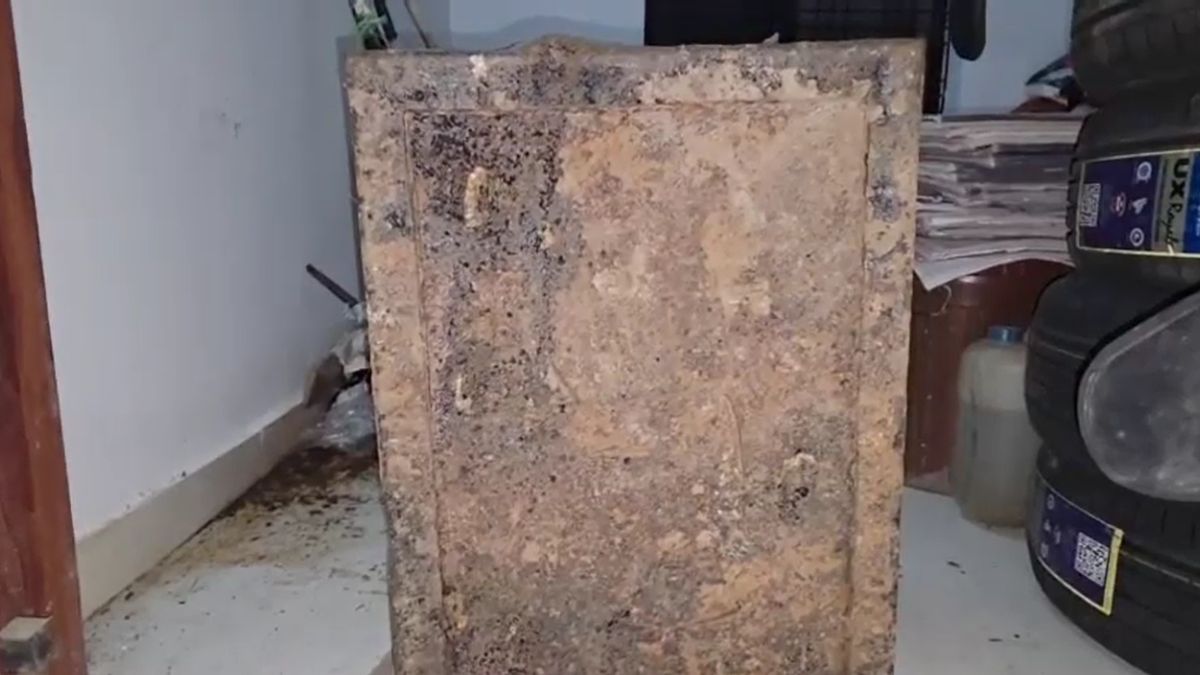 garhwa iron chest found during excavation 40 families claim mystery garhwa iron chest found during excavation 40 families claim mystery