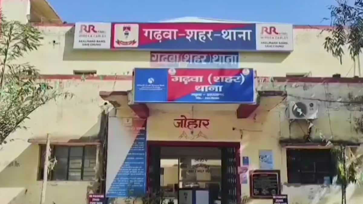 Garhwa Tragic accident 19 year old girl loses both hands reel railway track