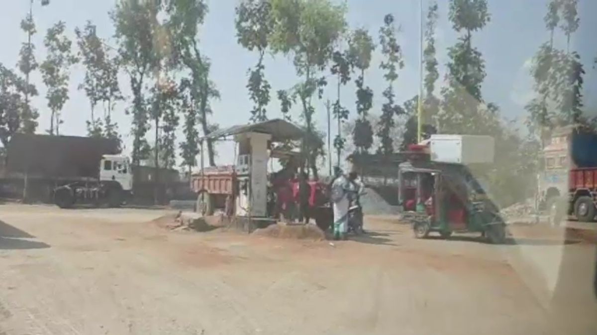 garhwa youth burnt alive after petrol can explodes following car hit