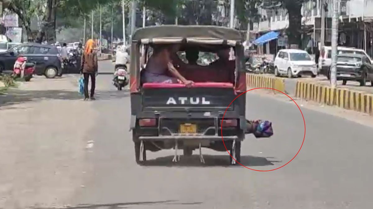 gaurela father carried son dead body on auto rickshaw footboard system insensitivity