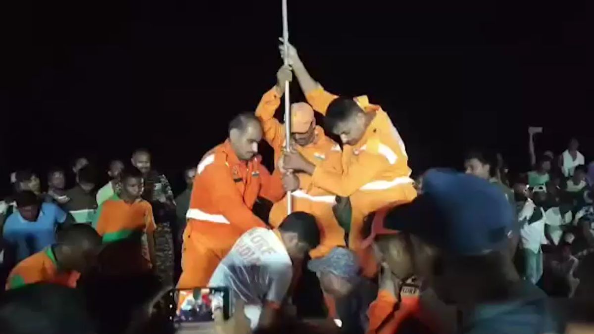 gaya 3 year old piyush rescued from 30 feet borewell by ndrf after 4 hour operation