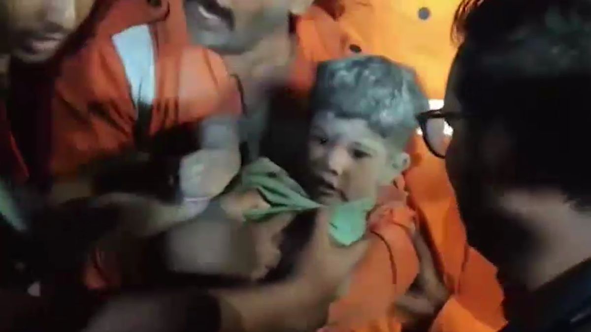 gaya 3 year old piyush rescued from 30 feet borewell by ndrf after 4 hour operation