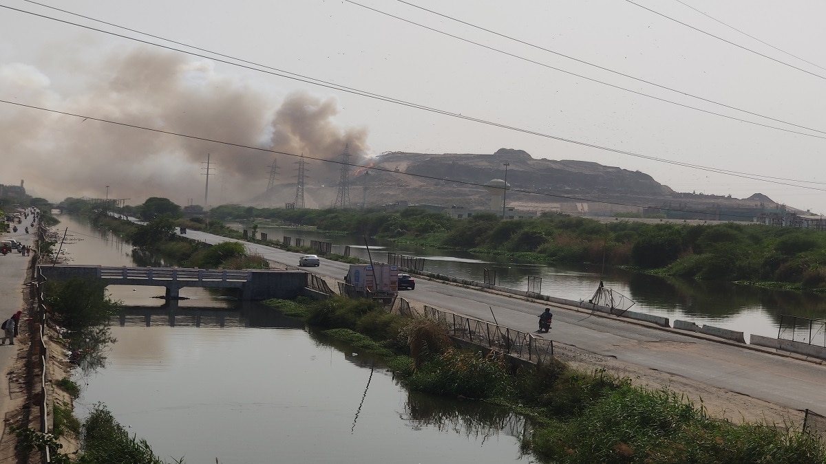 garbage landslide delhi garbage mountain