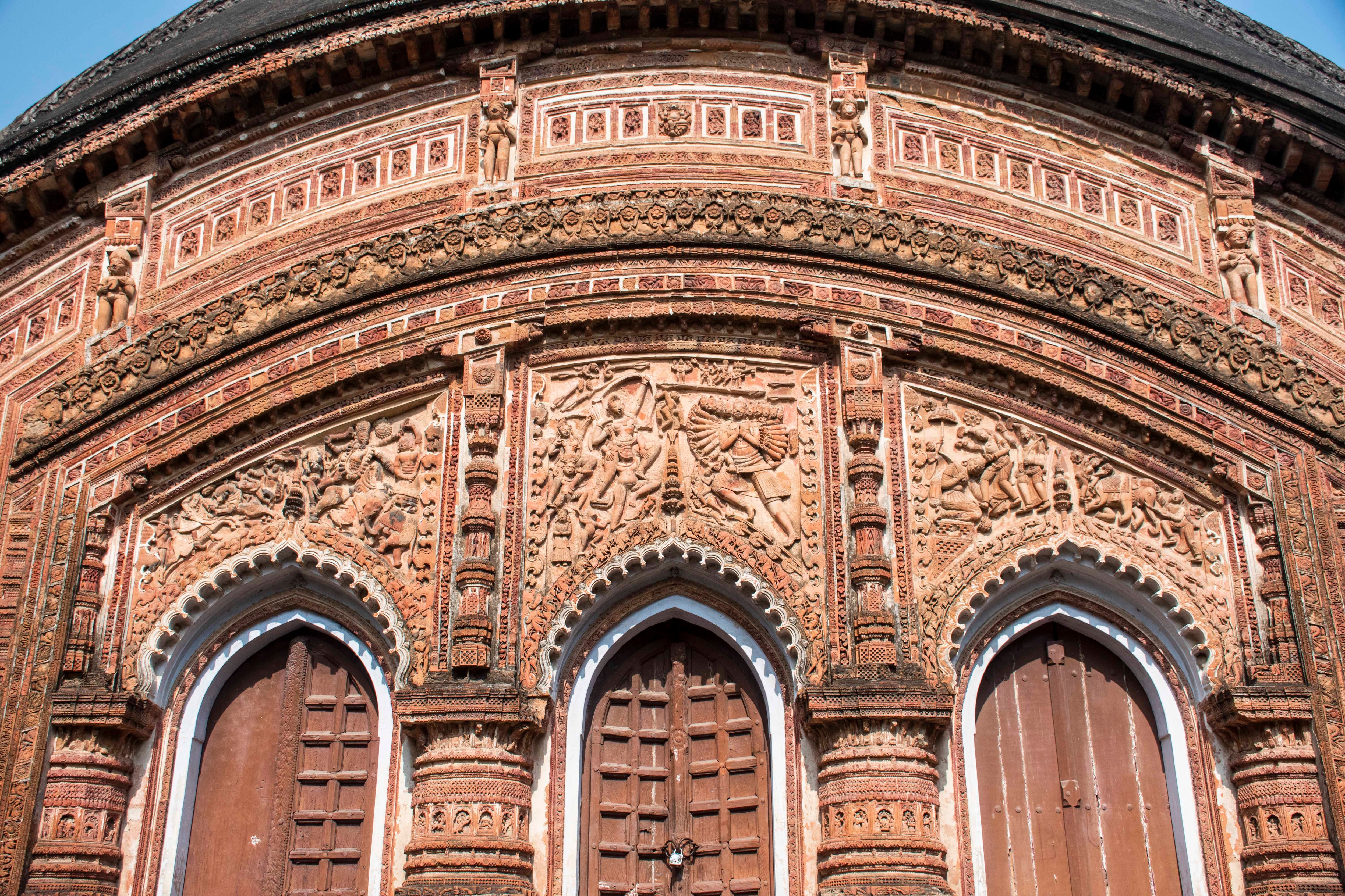 मुर्शिदाबाद के लालबाग में मौजूद चार बंगला शिव मंदिर, जो टेराकोटा आधारित शिल्प का नमूना है