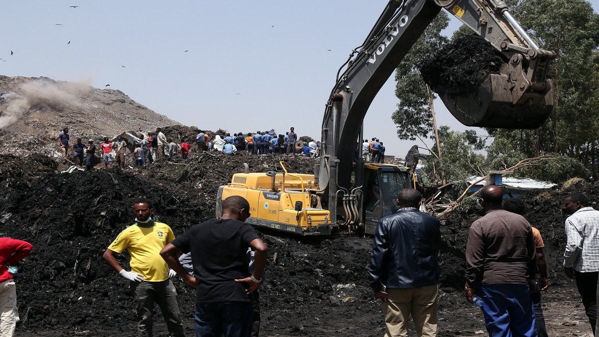 garbage landslide delhi garbage mountain