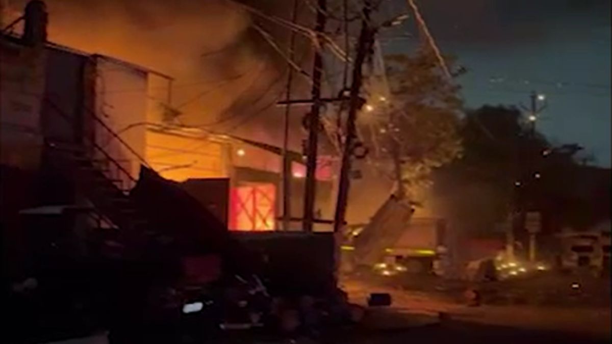 ghaziabad massive fire at patel nagar ac service centre elderly man dies