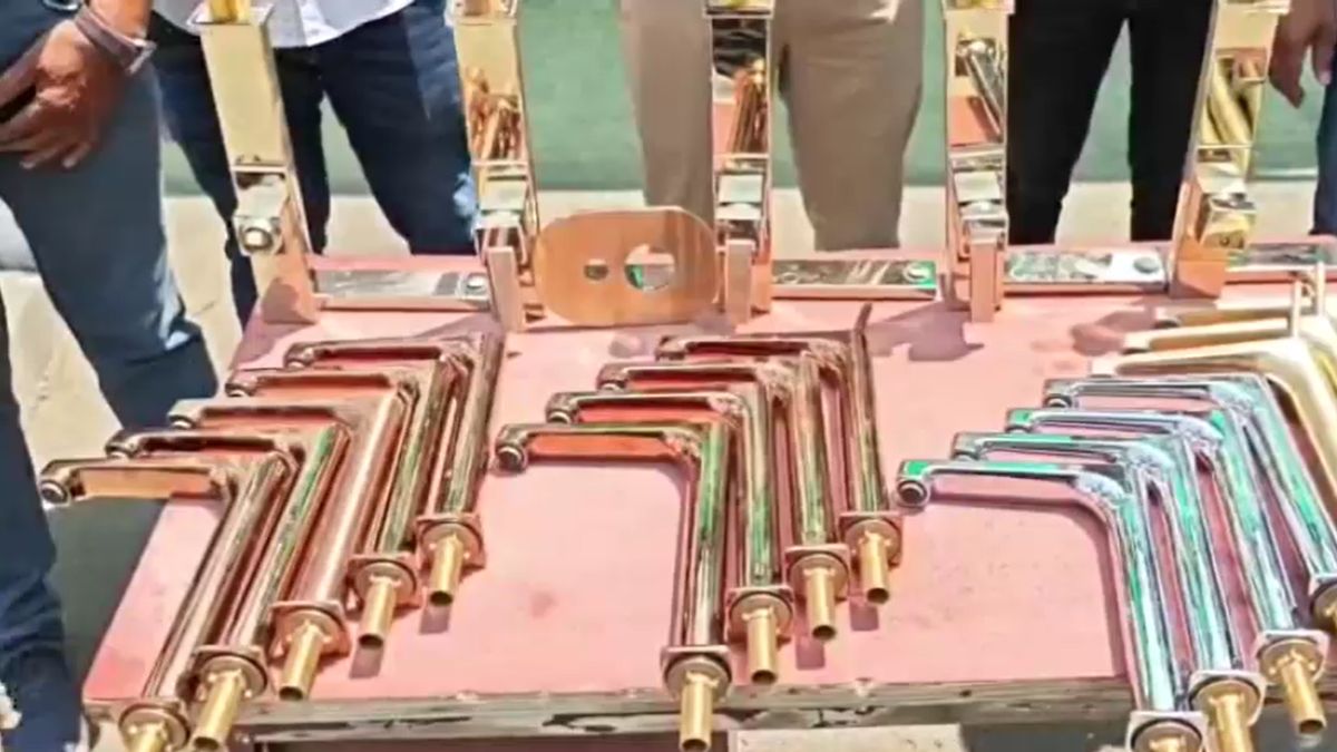 Girlfriend Demanded an iPhone Boyfriend Burglarizes Warehouse Steals Goods Worth 11 Lakhs