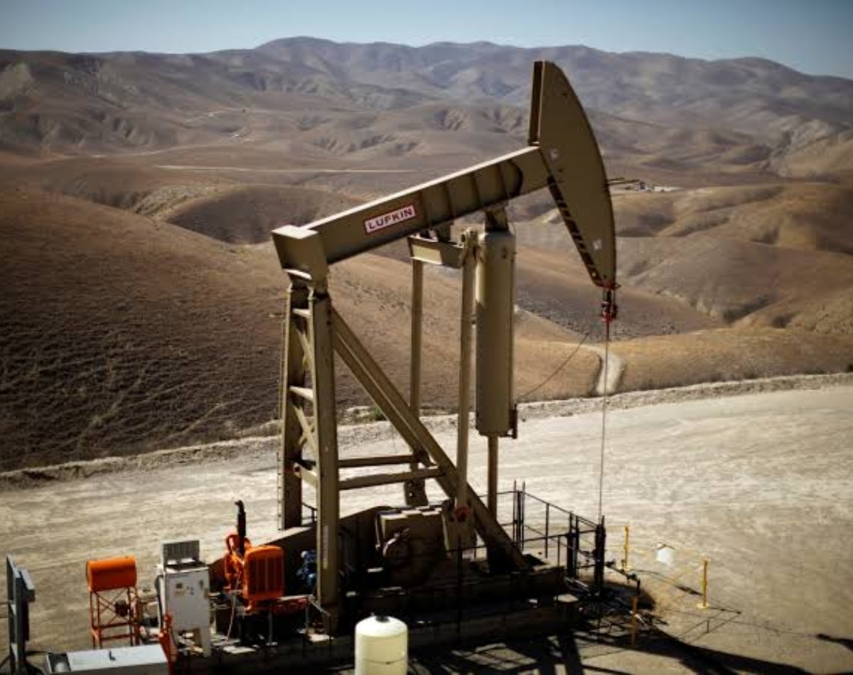 तेल उत्पादन में बड़ी गिरावट. (Photo: Reuters) Oil Production Fall