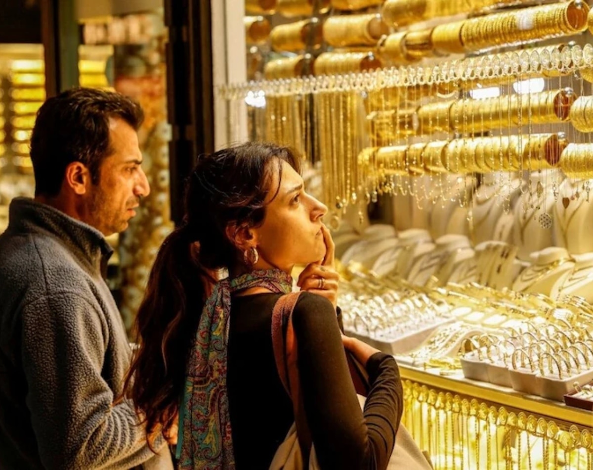 चांदी के साथ सोने की कीमत में भी बड़ी गिरावट. (Photo: Reuters) Gold Rate Crash