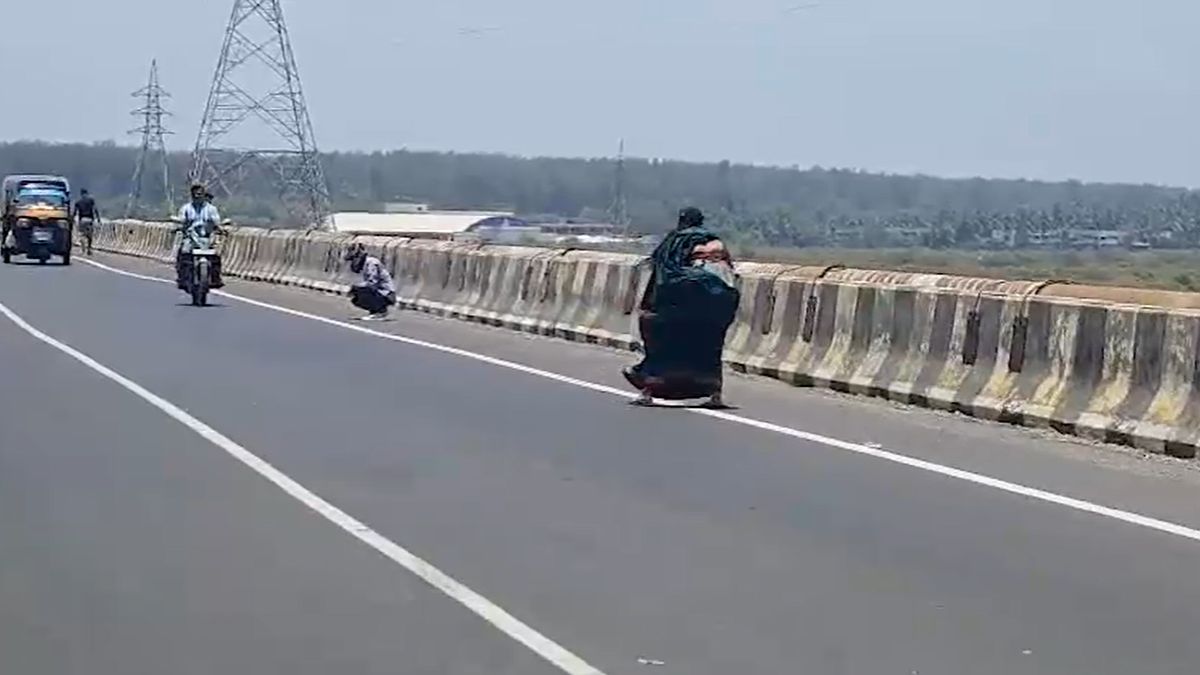 gold scattered on road rumor sparks rush valsad video viral