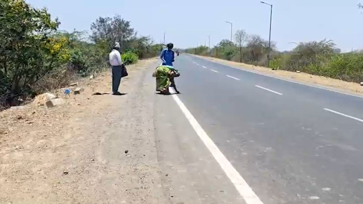 gold scattered on road rumor sparks rush valsad video viral