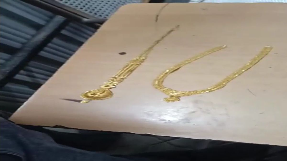 gold worth 45 lakh found honesty unshaken sanitation worker padma