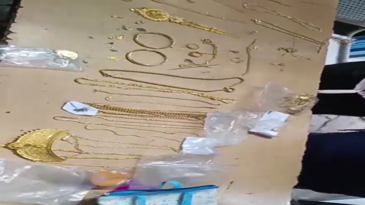 gold worth 45 lakh found honesty unshaken sanitation worker padma