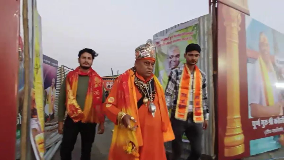 google golden baba wears 5 crore gold faith in god prayagraj magh mela