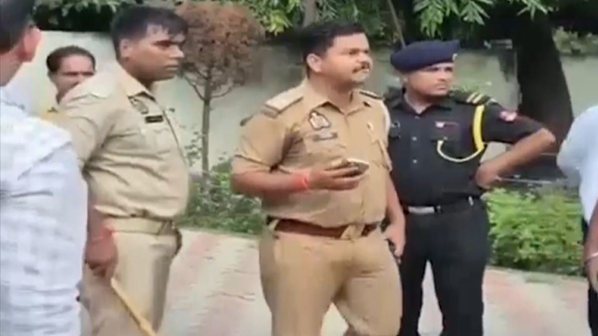 gorakhpur ddu protest police si threatening students video viral gorakhpur ddu protest police si threatening students video viral
