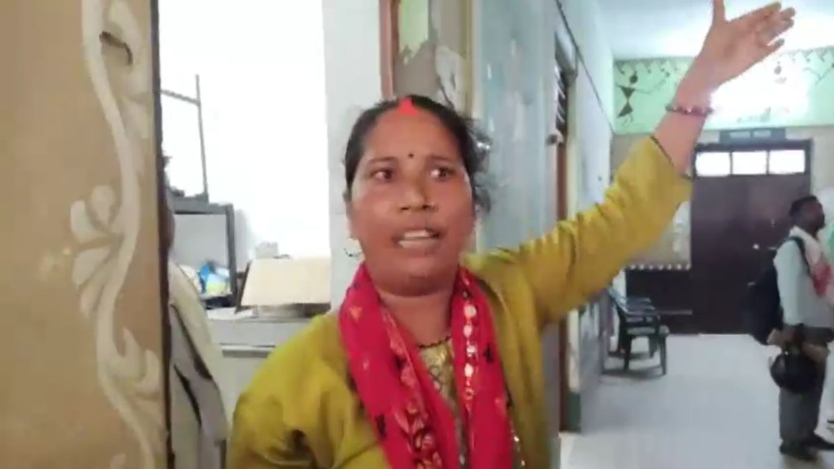 gorakhpur woman reaches tehsil with stick over land measurement dispute video gorakhpur woman reaches tehsil with stick over land measurement dispute video