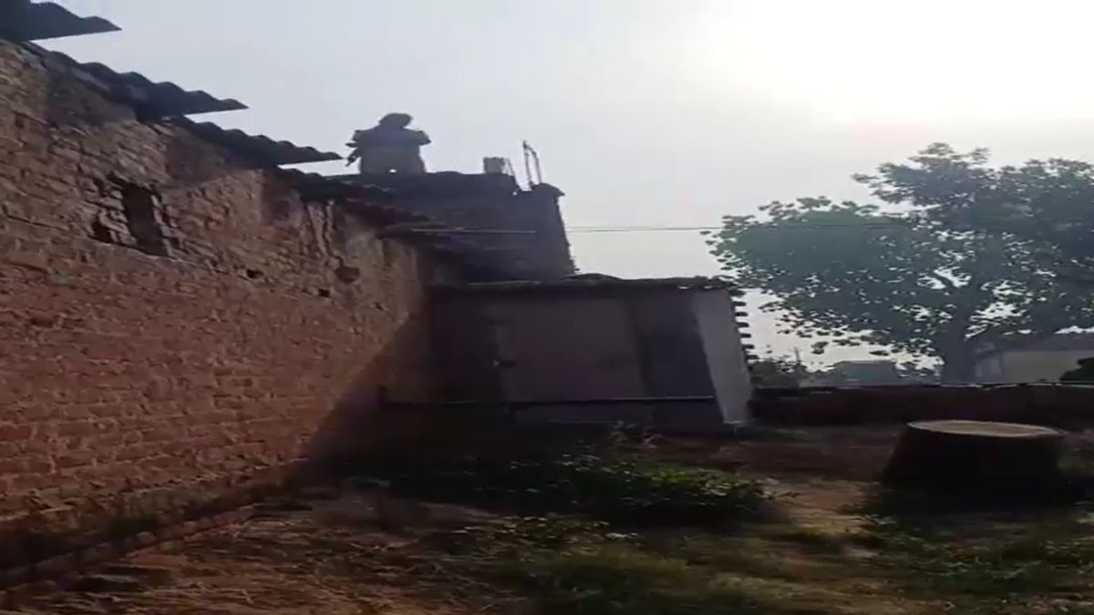 gorakhpur youth body found naked toilet roof mystery condom packet