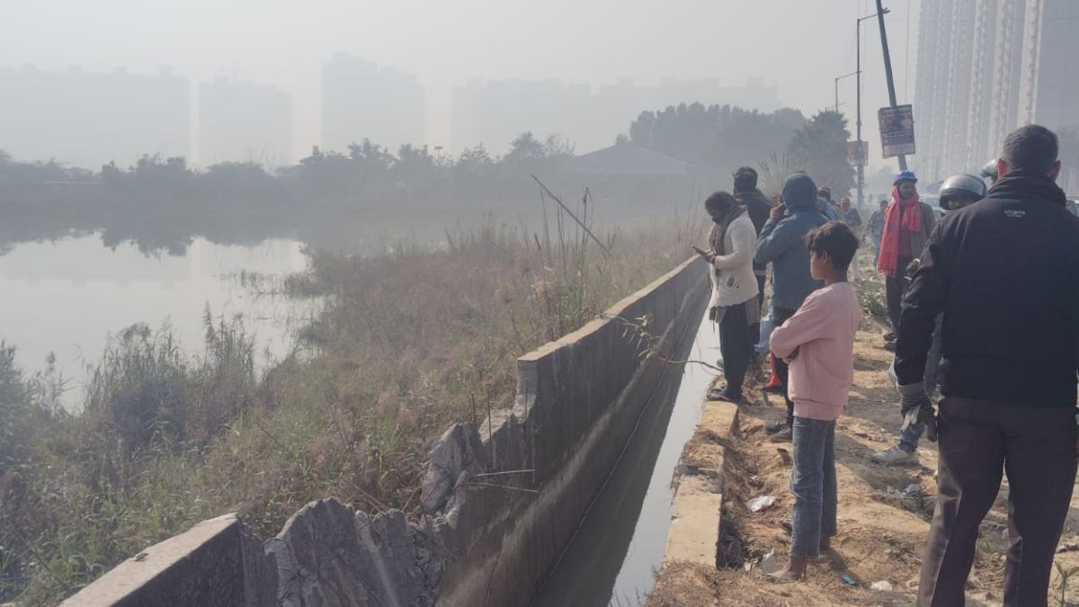 greater noida car falls into drain software engineer dies rescue delay