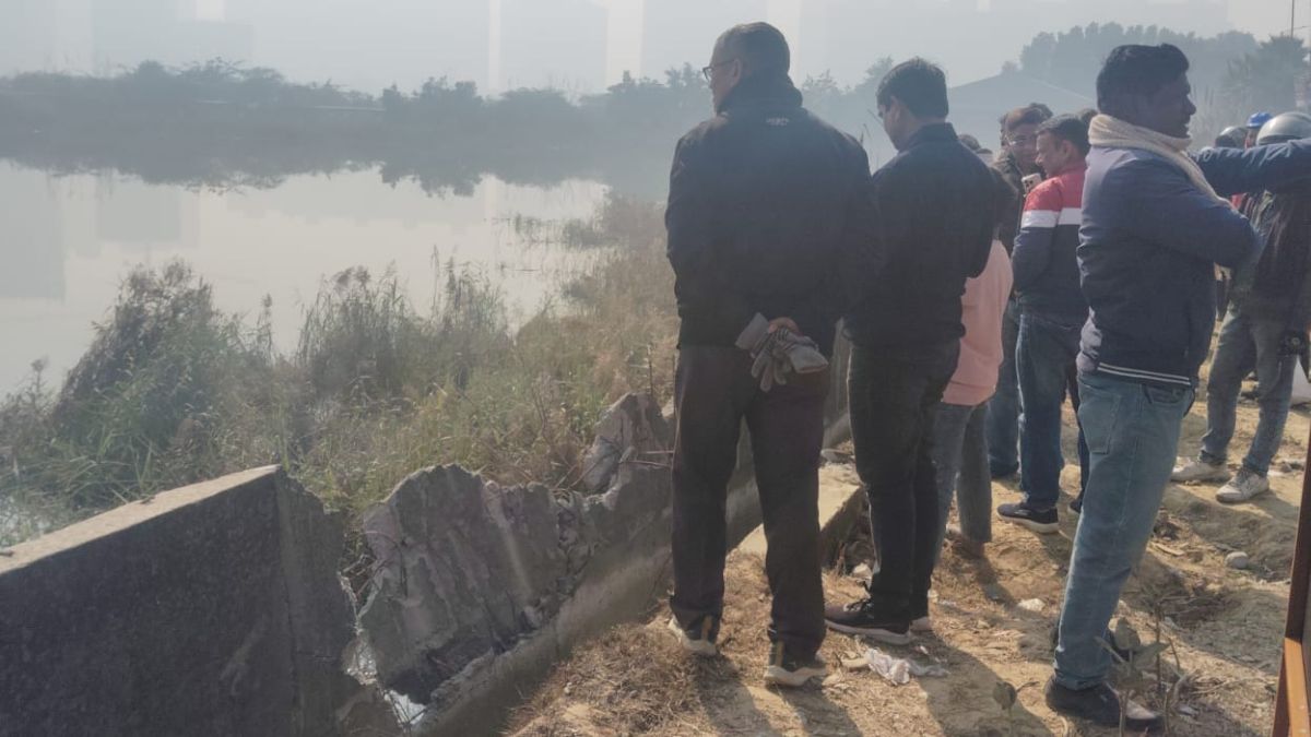greater noida car falls into drain software engineer dies rescue delay