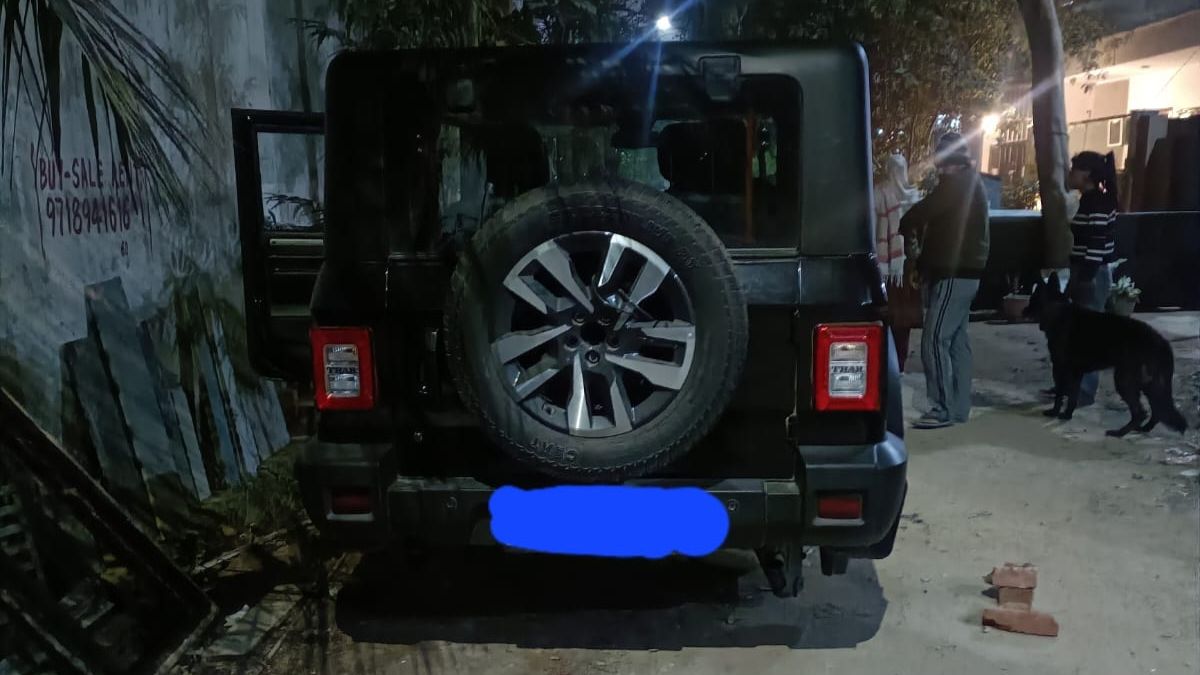 कार से आए चोर, घर के बाहर खड़ी थार के दो टायर खोले, गाड़ी को ईंटों पर खड़ी कर भाग गए
