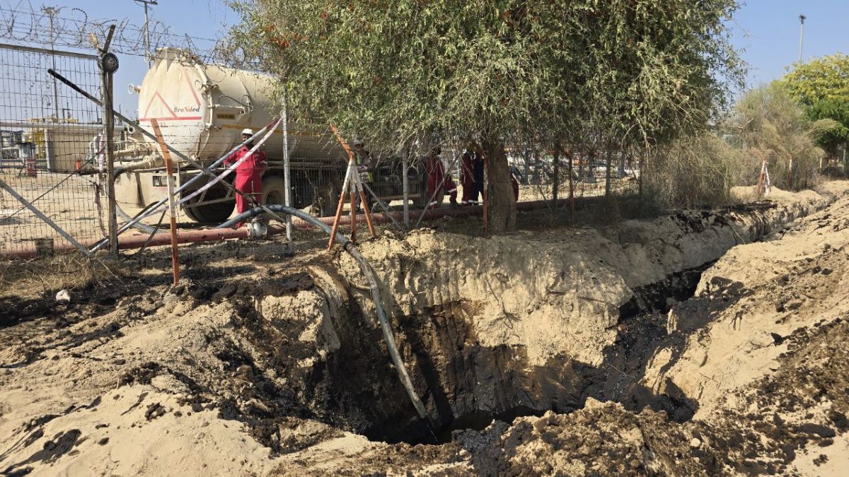 Ground cracks suddenly in Barmer crude oil to leak from fields farmers in fear Ground cracks suddenly in Barmer crude oil to leak from fields farmers in fear