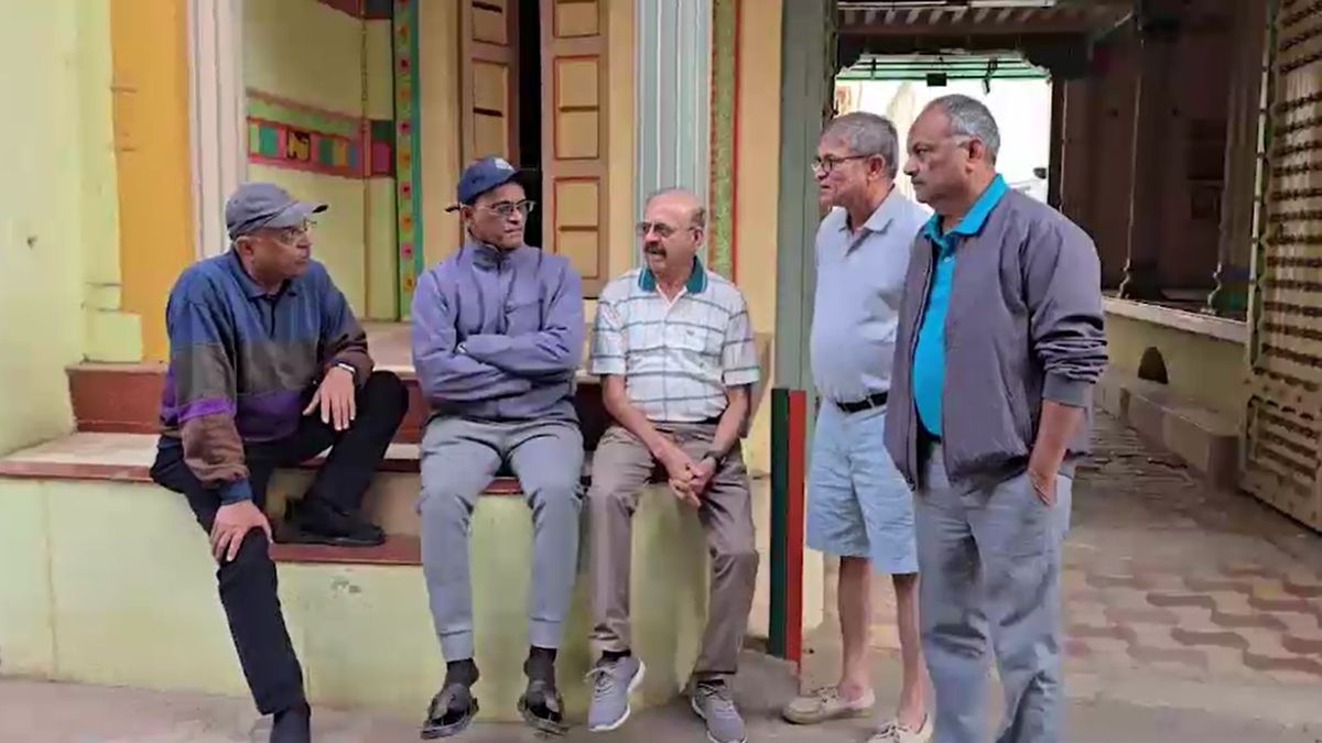 gujarat nri village 10000 people billion dollar turnover no police station