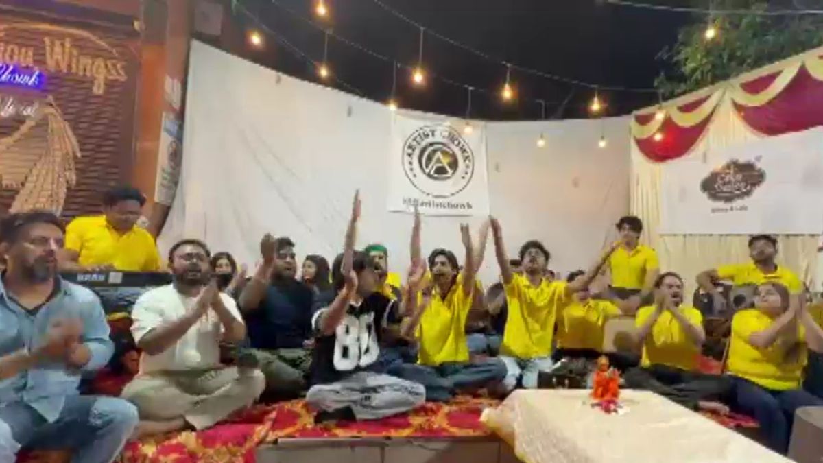 Gurugram Youth singing Hanuman Chalisa modern instruments
