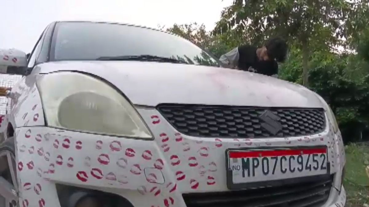 Gwalior Car 3400 Lipstick Kiss Marks Girlfriend Inspired Foreign Social Media Trend