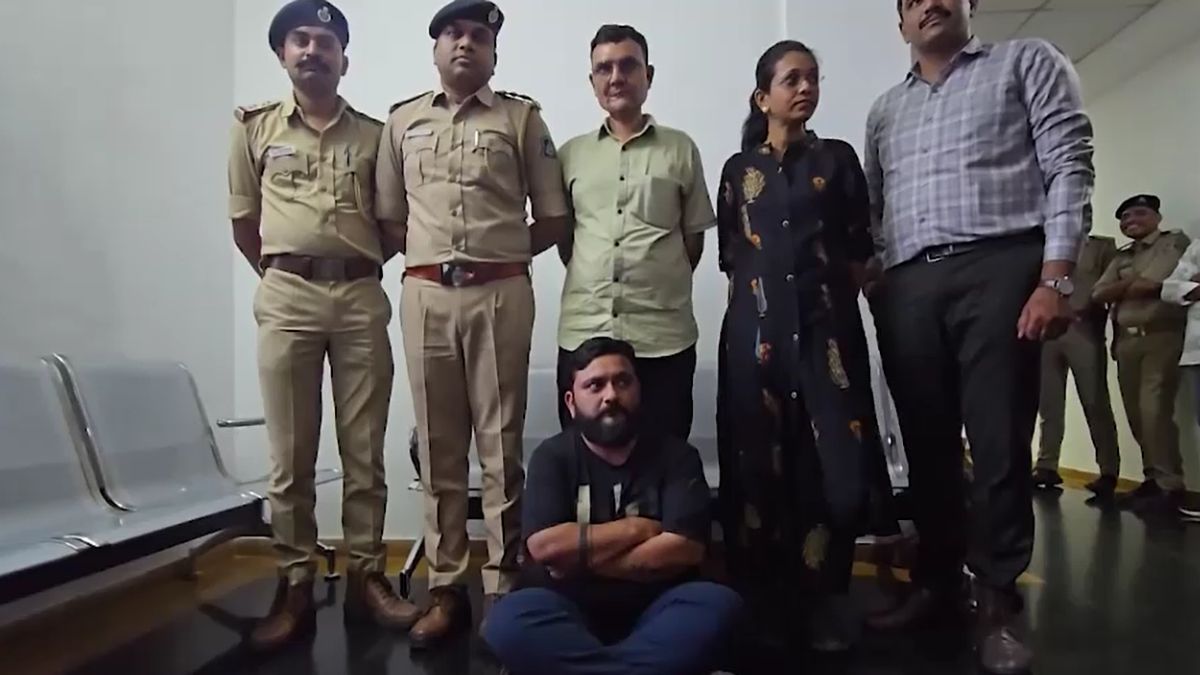 Gym changing room camera girls Police raid Posing as Customer pen drive story