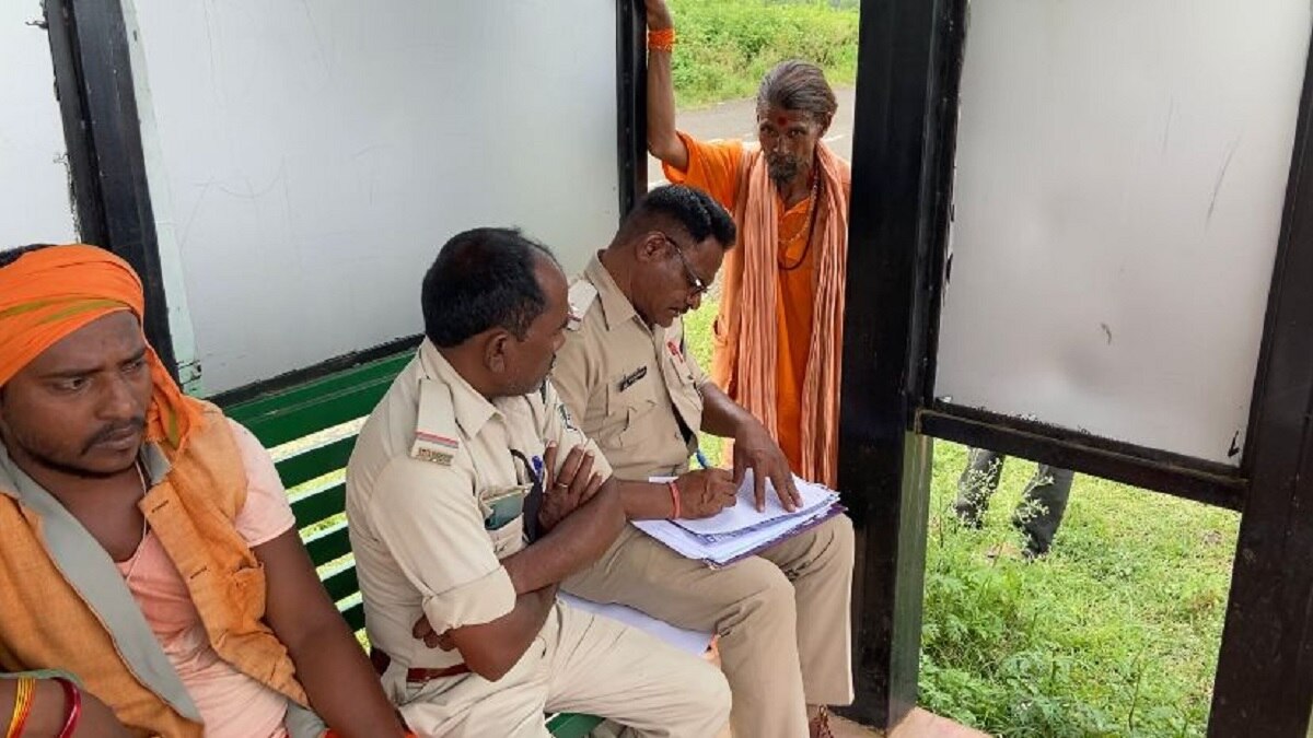 पुलिस को घटना की जानकारी देते मृतक के अन्य साथी