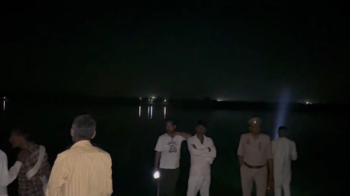 hamirpur yamuna boat accident woman child dead four children missing