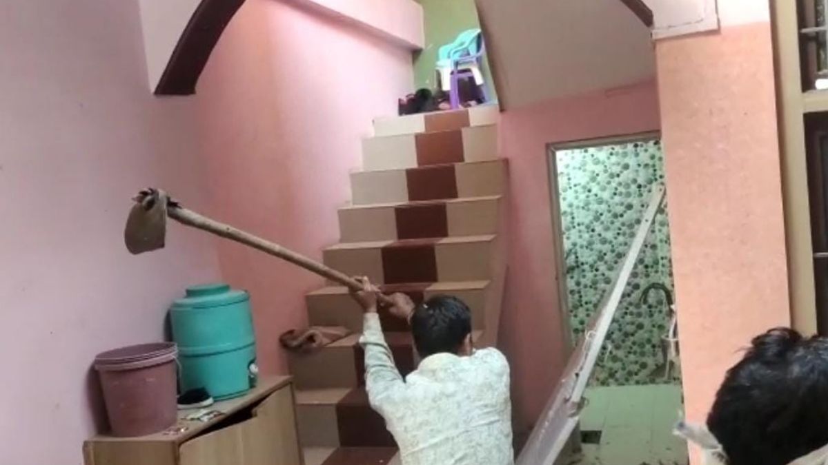 'पहचान छुपाकर की शादी, फिर कई लोगों ने किया रेप...' मुख्य आरोपी के घर पर चला हथौड़ा