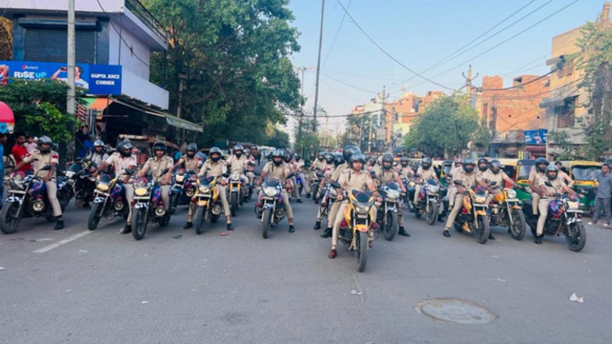 दिल्ली के जहांगीरपुरी में पुलिस ने किया फ्लैग मार्च (फोटो ANI) दिल्ली के जहांगीरपुरी में पुलिस ने किया फ्लैग मार्च (फोटो ANI)