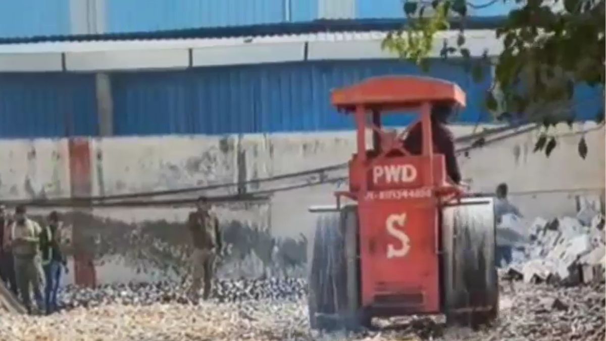 hapur 2 crore 50 lakh worth of beer whisky expired crushed roller hapur 2 crore 50 lakh worth of beer whisky expired crushed roller