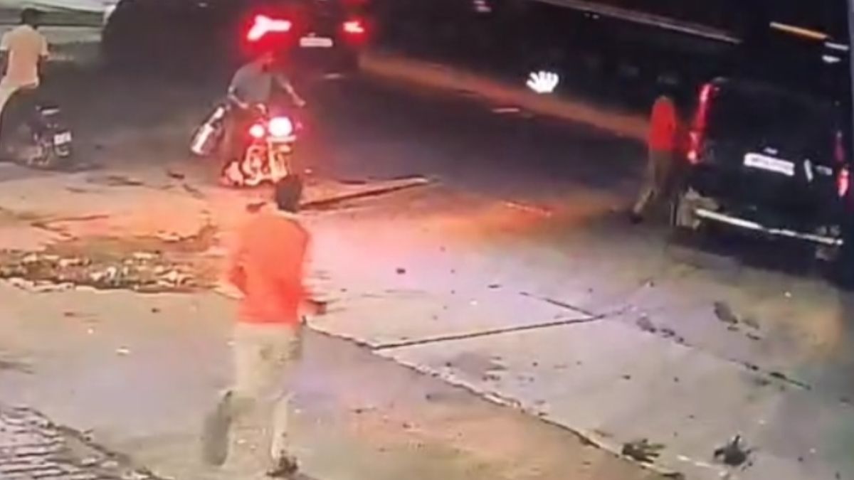 hapur salesman dragged 5 km by scorpio diesel payment dispute hapur salesman dragged 5 km by scorpio diesel payment dispute