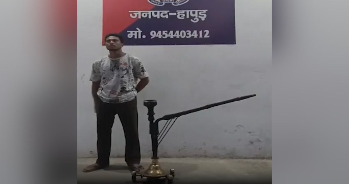hapur youth lighting hookah from funeral pyre video viral action