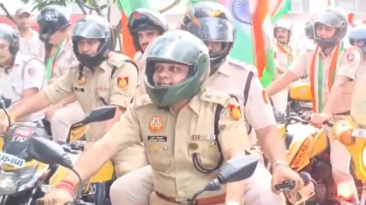 दिल्ली की रोहिणी पुलिस ने निकाली तिरंगा बाइक रैली. (Photo: PTI) Rohini Police organises Tiranga bike rally in Delhi